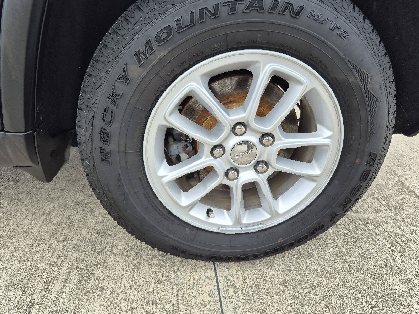 Used 2019 Jeep Grand Cherokee Laredo AWD/4WD image 16
