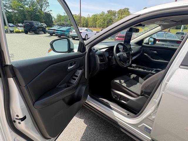 Used 2025 Nissan Rogue SV FWD image 9