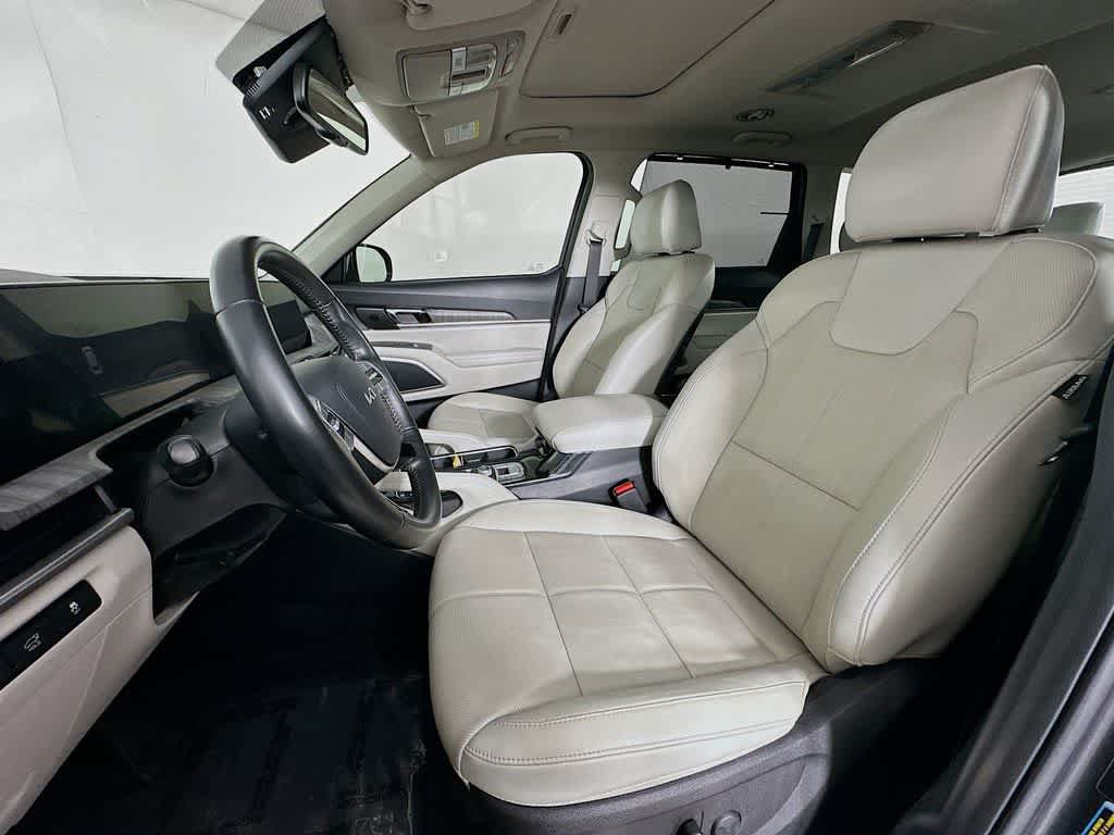 Used 2024 Kia Telluride EX w/ EX Captain's Chair Package FWD image 11