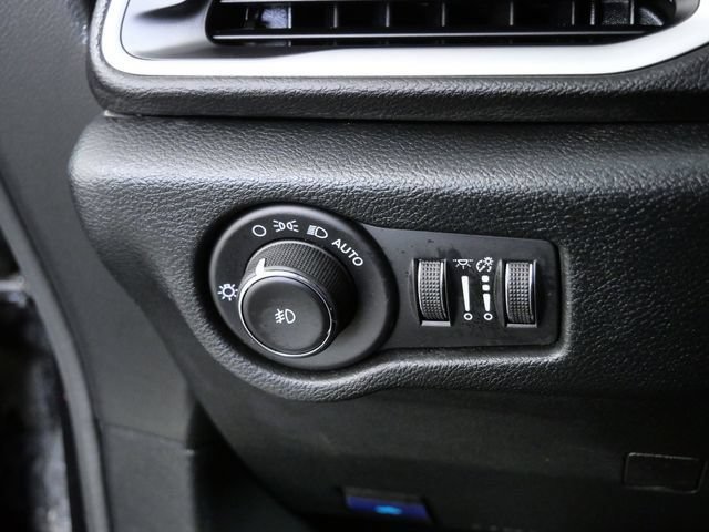 Used 2025 Chrysler Pacifica Select FWD image 23