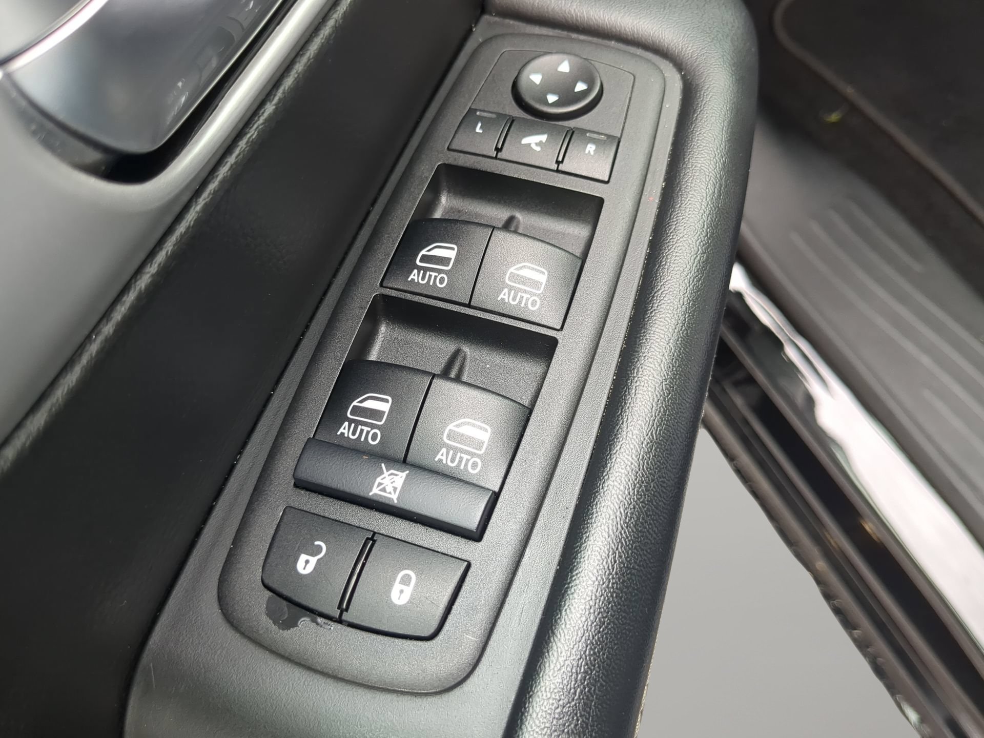 Used 2025 Chrysler Pacifica Limited FWD image 56