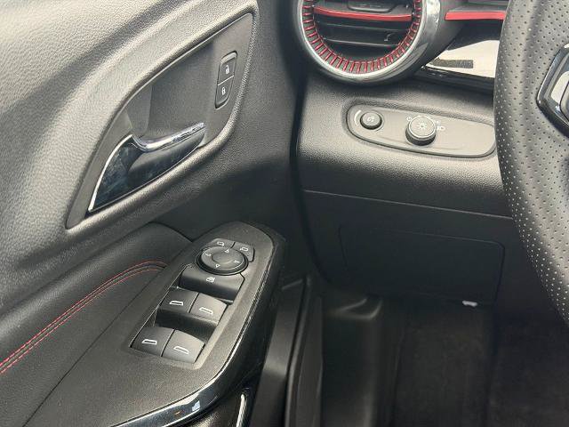 Used 2025 Chevrolet Trax RS w/ Sunroof Package FWD image 19