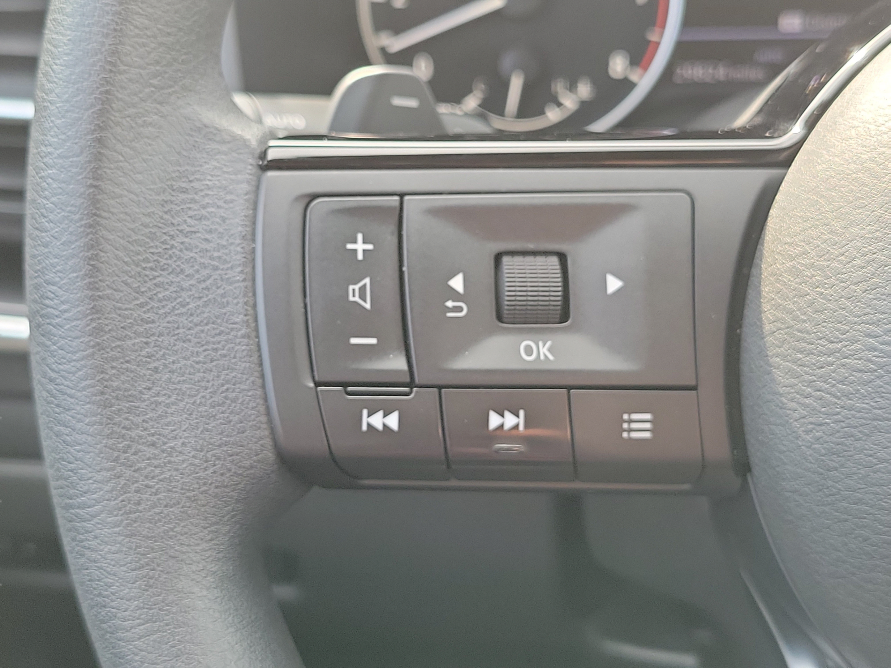 Used 2023 Nissan Rogue SV AWD/4WD image 20