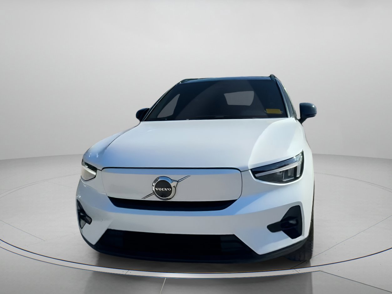 Used 2023 Volvo XC40 Recharge Plus image 2