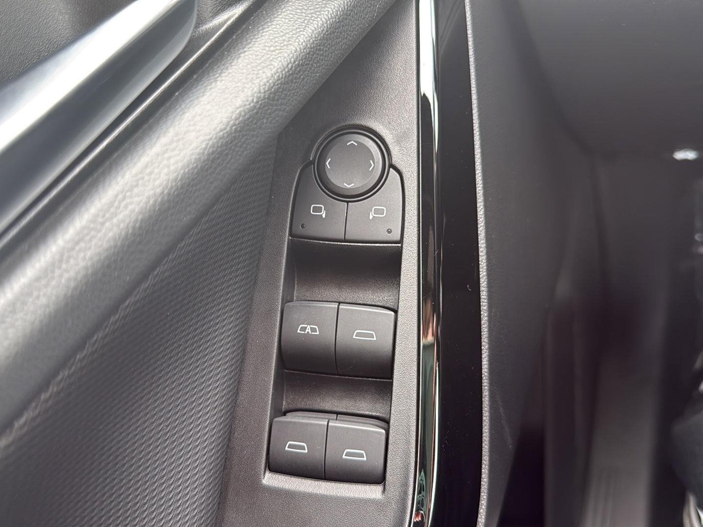 Used 2025 Chevrolet Equinox LT w/ Safety and Technology Package AWD/4WD image 17