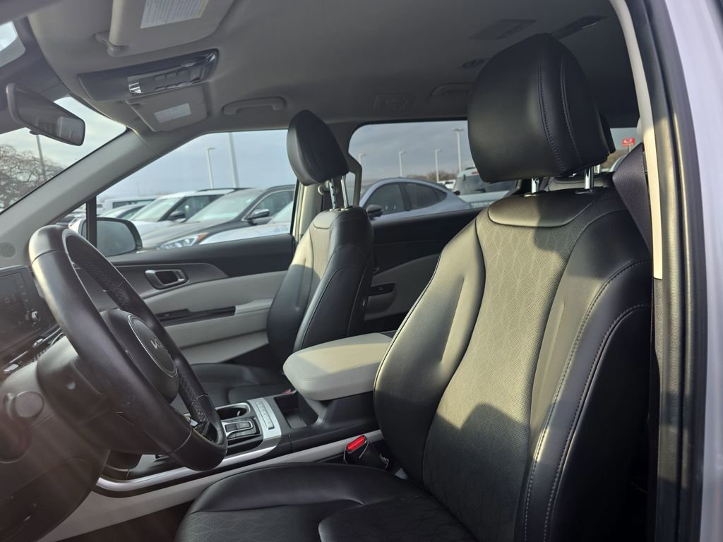 Used 2023 Kia Carnival LX FWD image 14