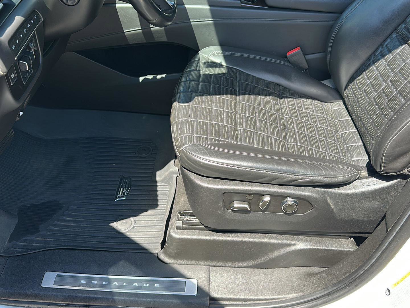Used 2021 Cadillac Escalade Sport Platinum w/ LPO, ONYX Package AWD/4WD image 12