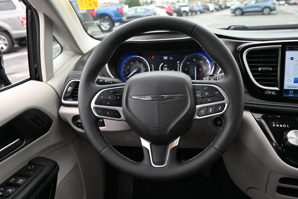 Used 2024 Chrysler Pacifica Touring-L AWD/4WD image 32