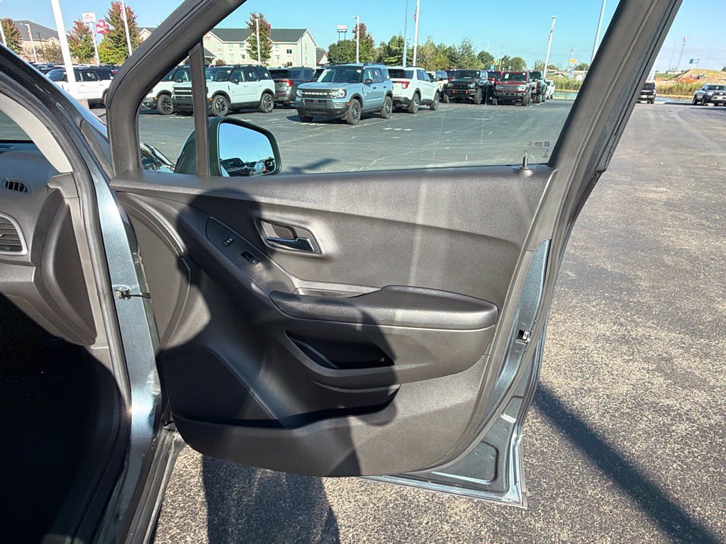 Used 2021 Chevrolet Trax LT w/ Premium Seat Package AWD/4WD image 42