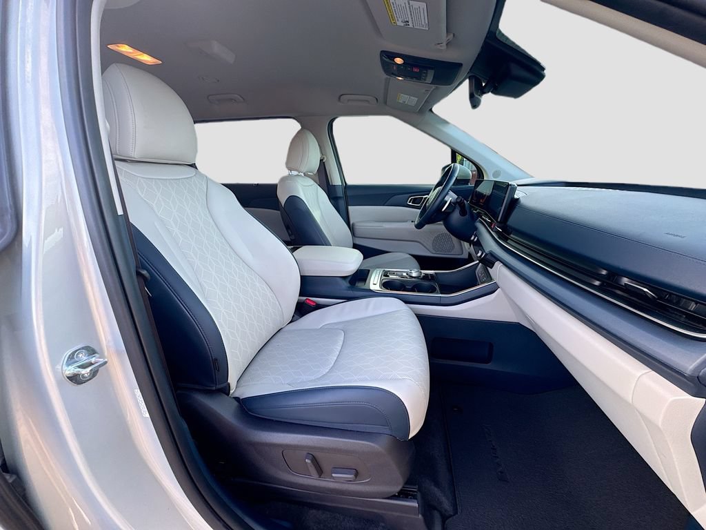 Used 2025 Kia Carnival EX FWD image 28