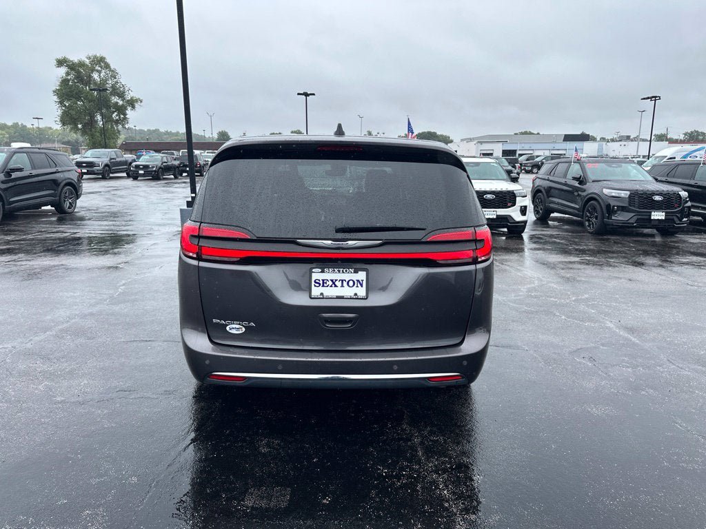 Used 2023 Chrysler Pacifica Touring-L FWD image 6