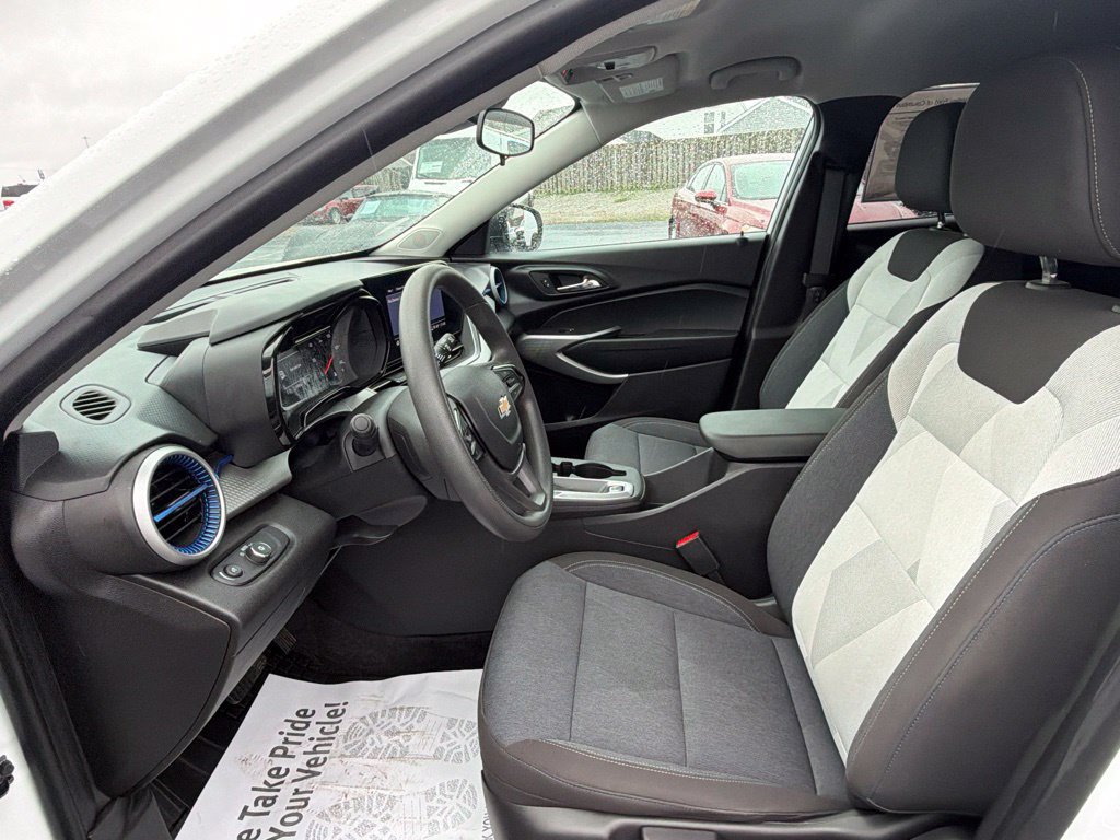 Used 2024 Chevrolet Trax LS FWD image 31