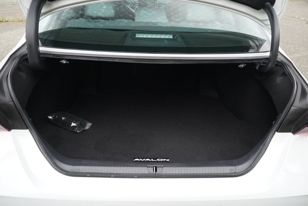 Used 2022 Toyota Avalon Limited w/ Advanced Safety Package FWD image 32