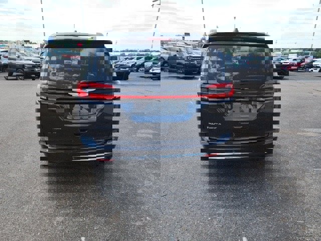 Used 2021 Chrysler Pacifica Touring image 4