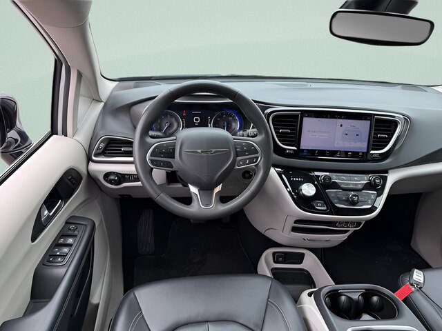 Used 2024 Chrysler Pacifica Touring-L FWD image 7
