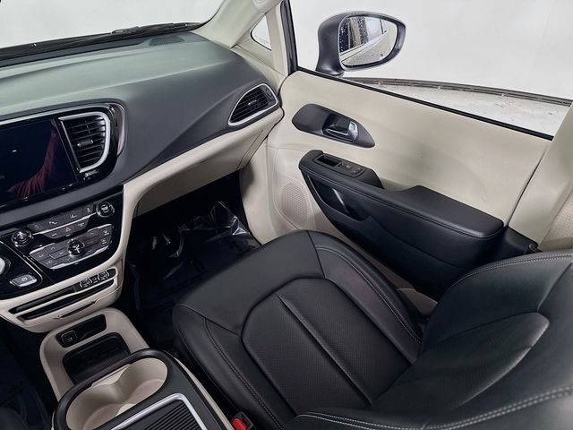 Used 2023 Chrysler Pacifica Touring-L image 22