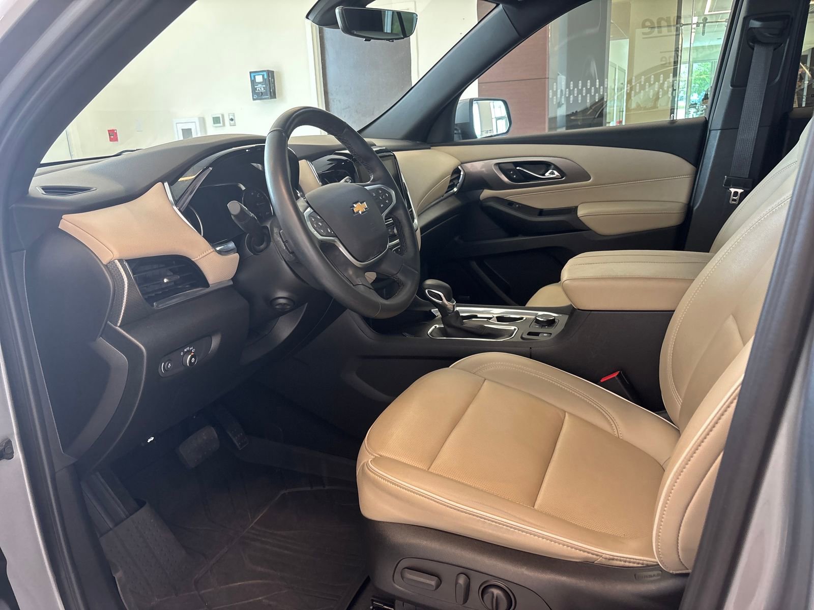 Used 2023 Chevrolet Traverse Premier FWD image 12