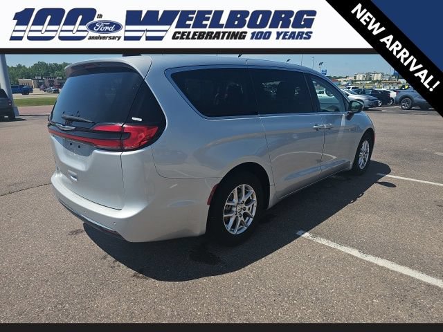 Used 2023 Chrysler Pacifica Touring-L FWD image 5