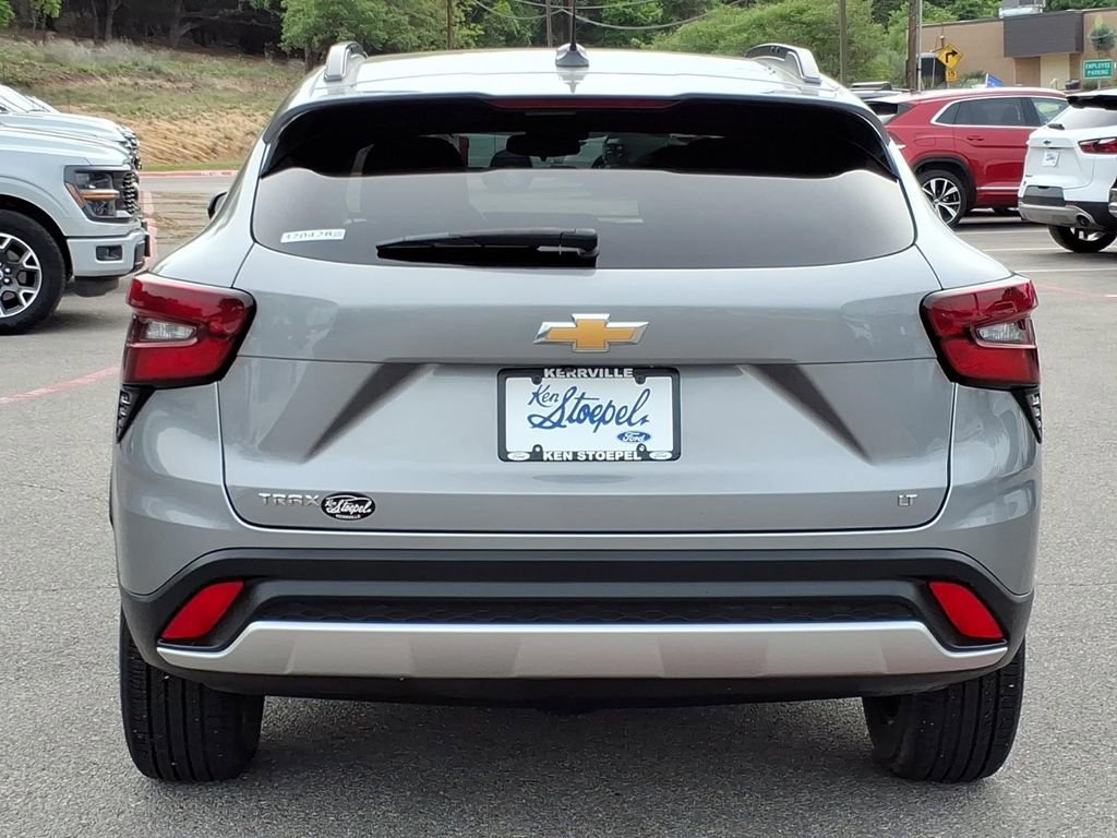 Used 2025 Chevrolet Trax LT w/ LT Convenience Package image 3