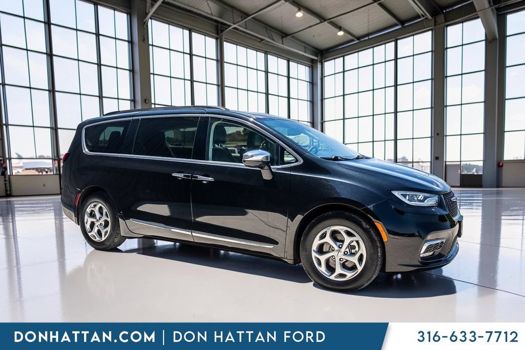 Used 2023 Chrysler Pacifica Limited FWD image 30