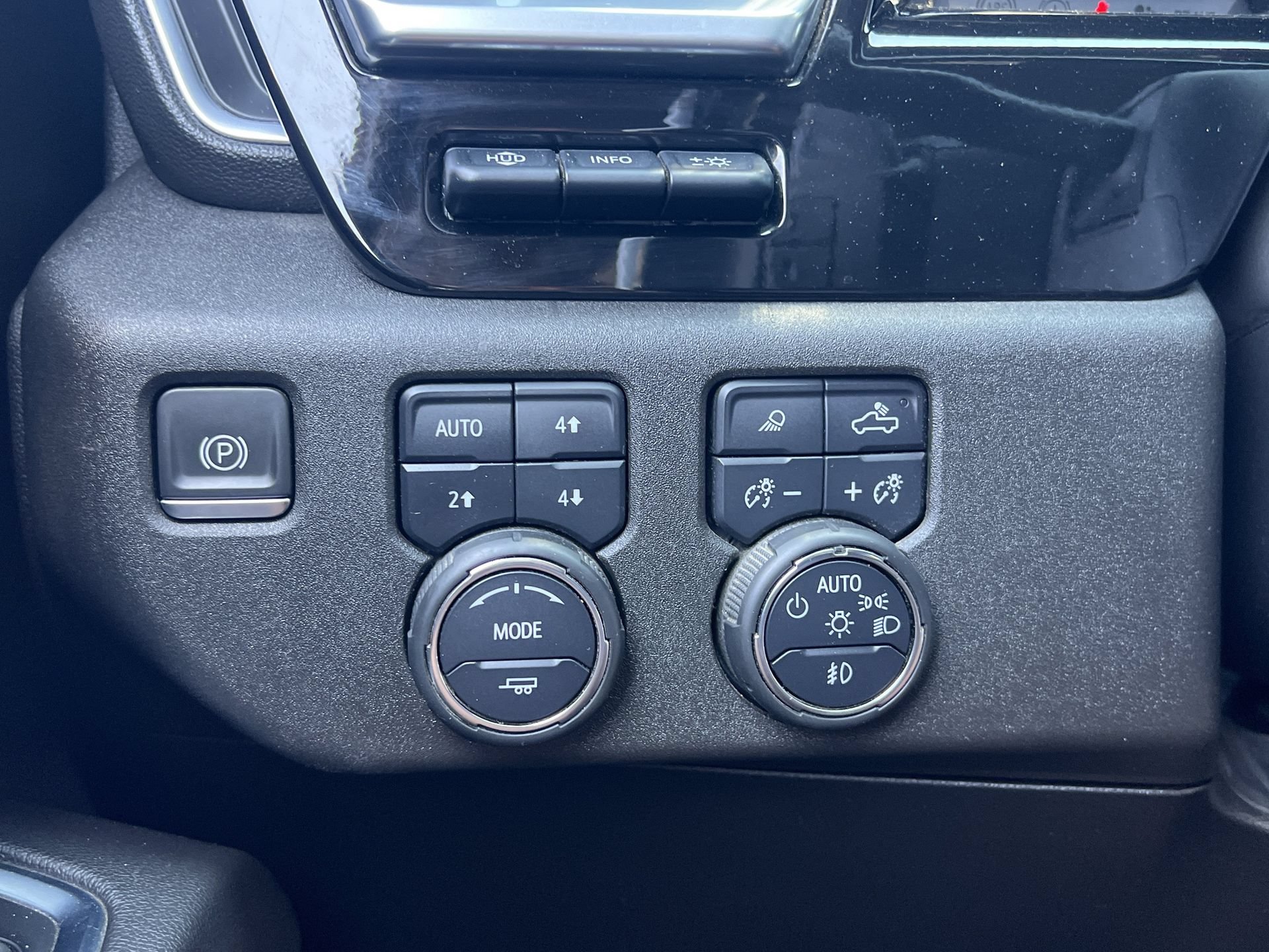 Used 2022 Chevrolet Silverado 1500 High Country w/ High Country Premium Package AWD/4WD image 13