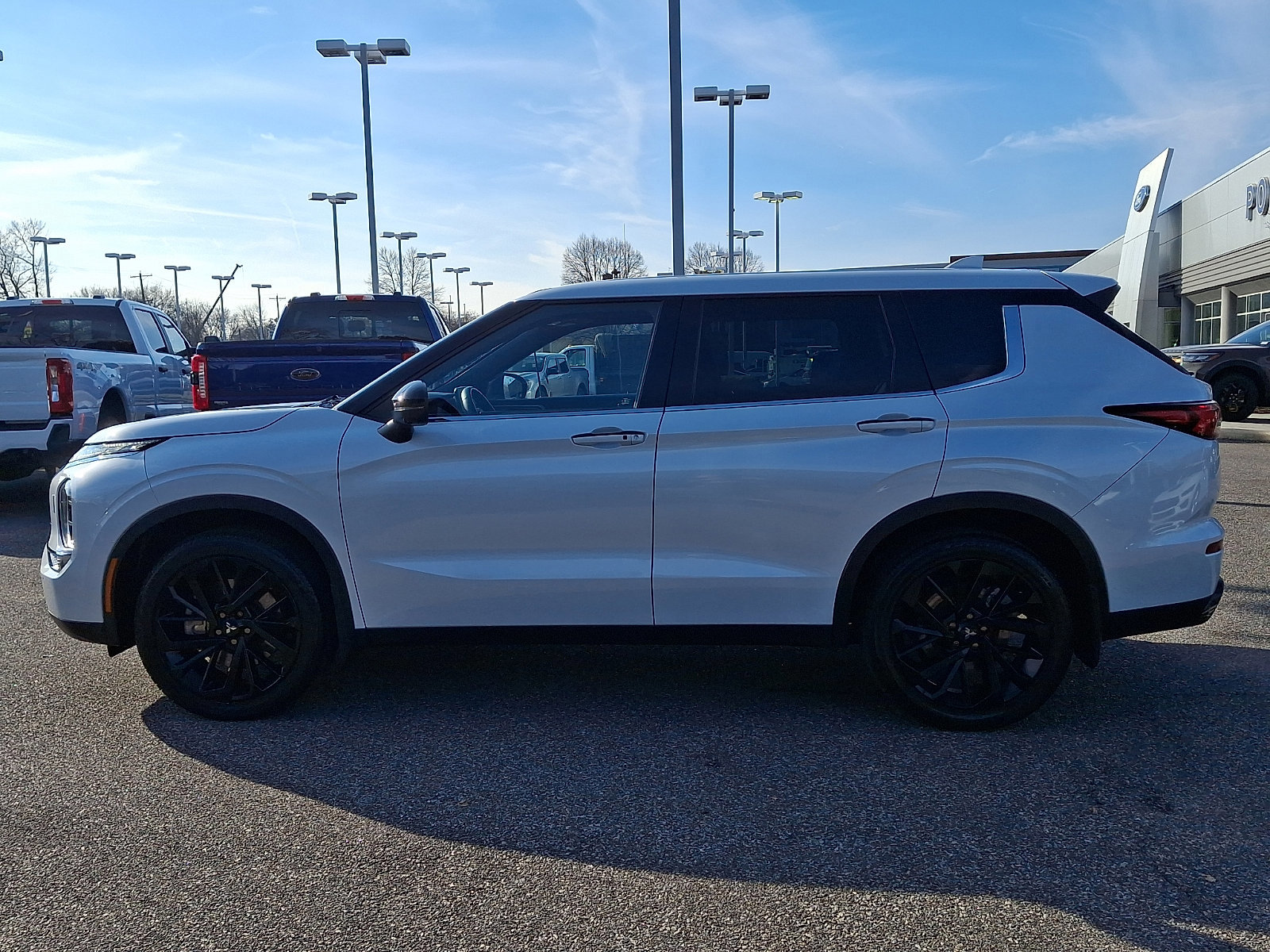Used 2023 Mitsubishi Outlander SE Black Edition image 3
