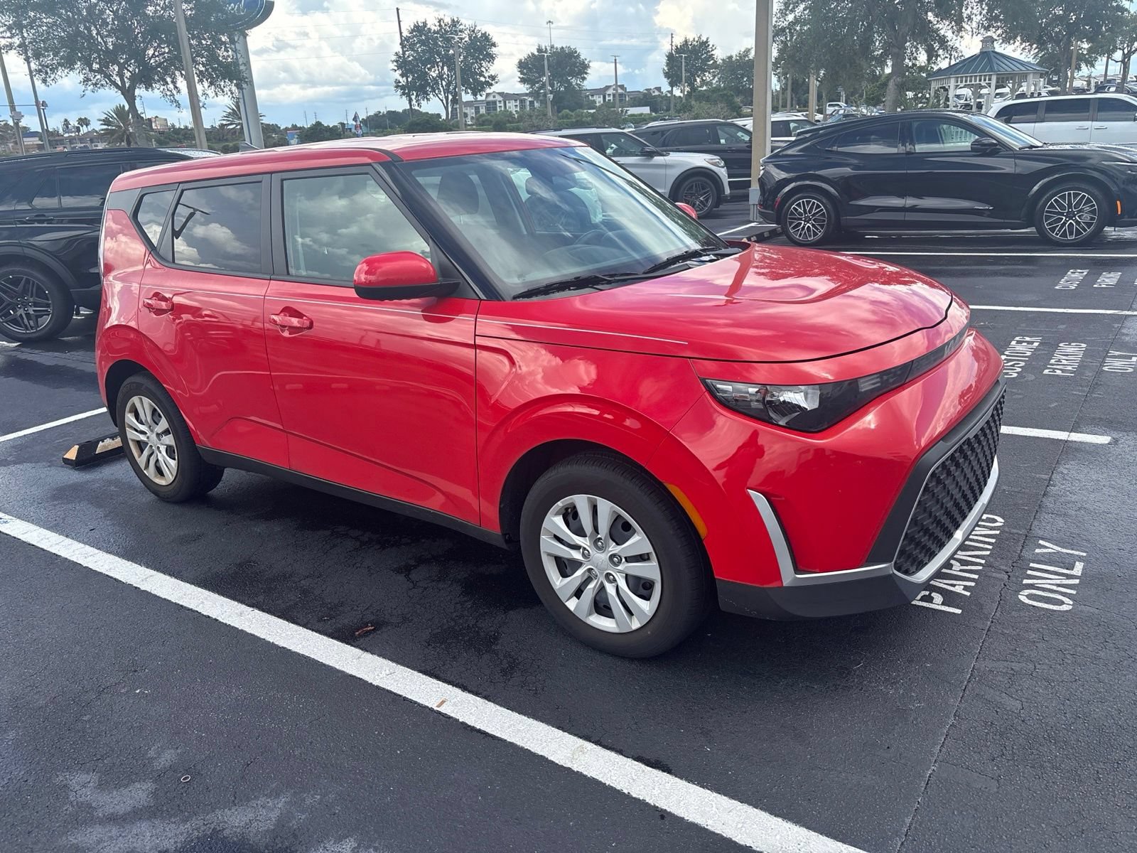 Used 2025 Kia Soul LX FWD image 2