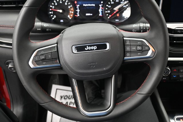 Used 2025 Jeep Compass Trailhawk AWD/4WD image 10