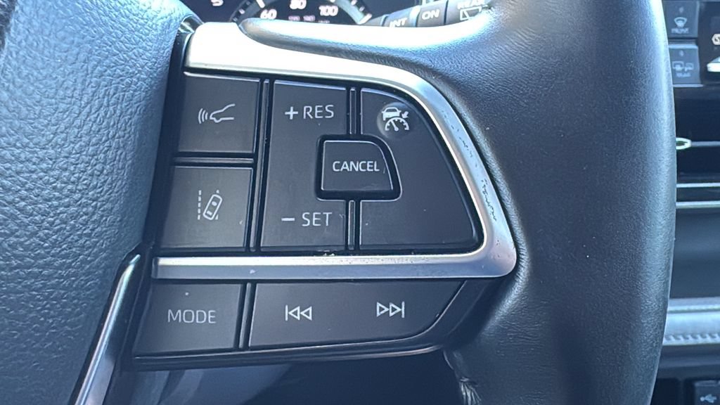 Used 2021 Toyota Highlander XLE FWD image 13