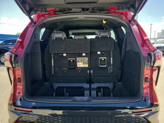 Used 2022 Toyota Sienna XSE image 11