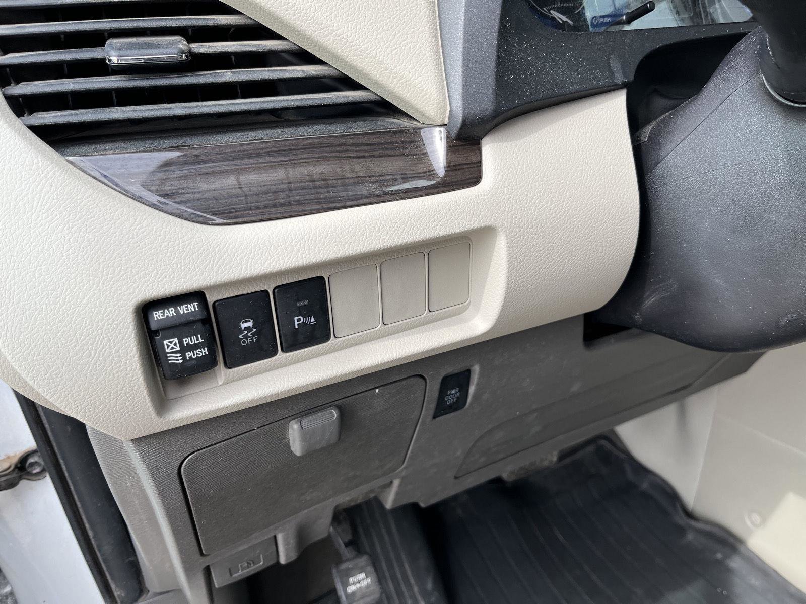 Used 2020 Toyota Sienna XLE w/ XLE Navigation Package image 16