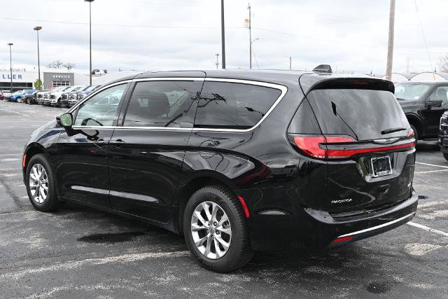 Used 2024 Chrysler Pacifica Touring-L AWD/4WD image 11