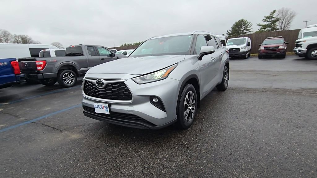 Used 2022 Toyota Highlander XLE AWD/4WD image 15