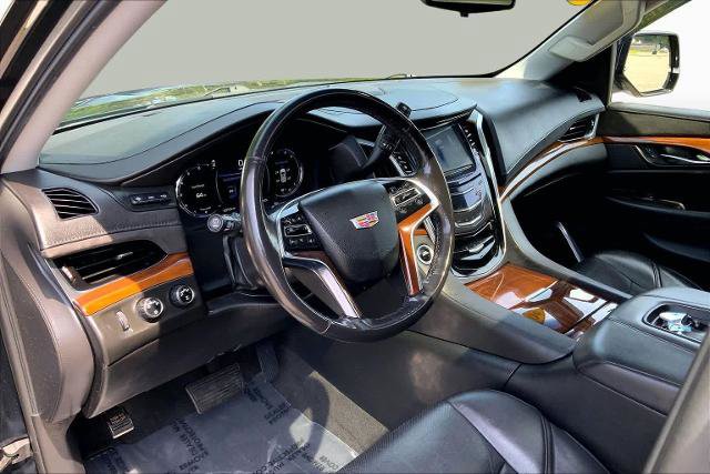 Used 2020 Cadillac Escalade Luxury w/ Escalade Sport Edition AWD/4WD image 18