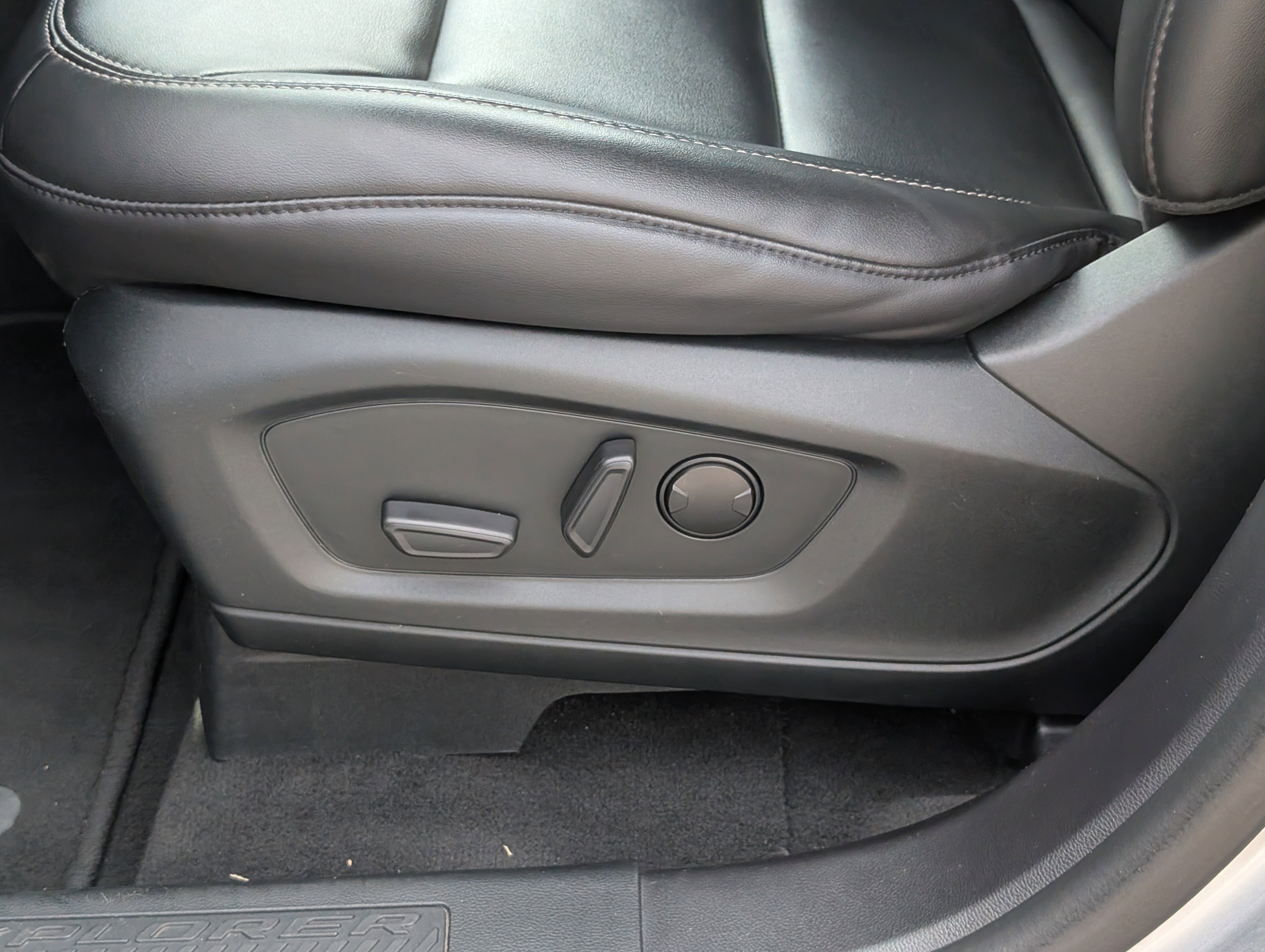 Certified 2022 Ford Explorer XLT w/ Equipment Group 202A image 24