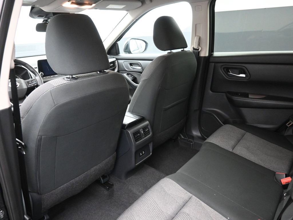 Used 2025 Nissan Rogue SV image 2