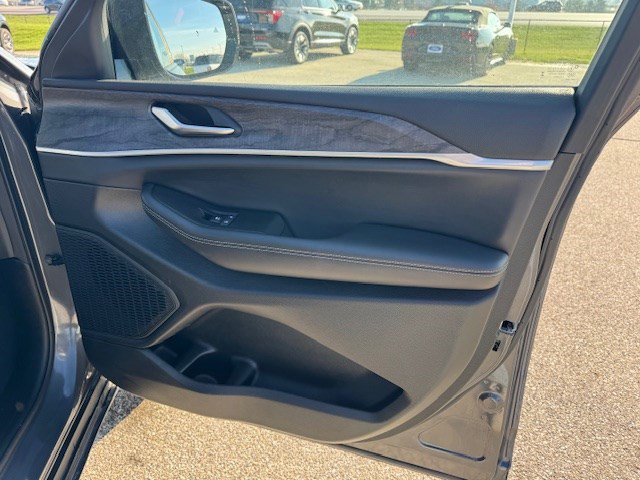 Used 2024 Jeep Grand Cherokee Limited w/ Black Appearance Package image 34