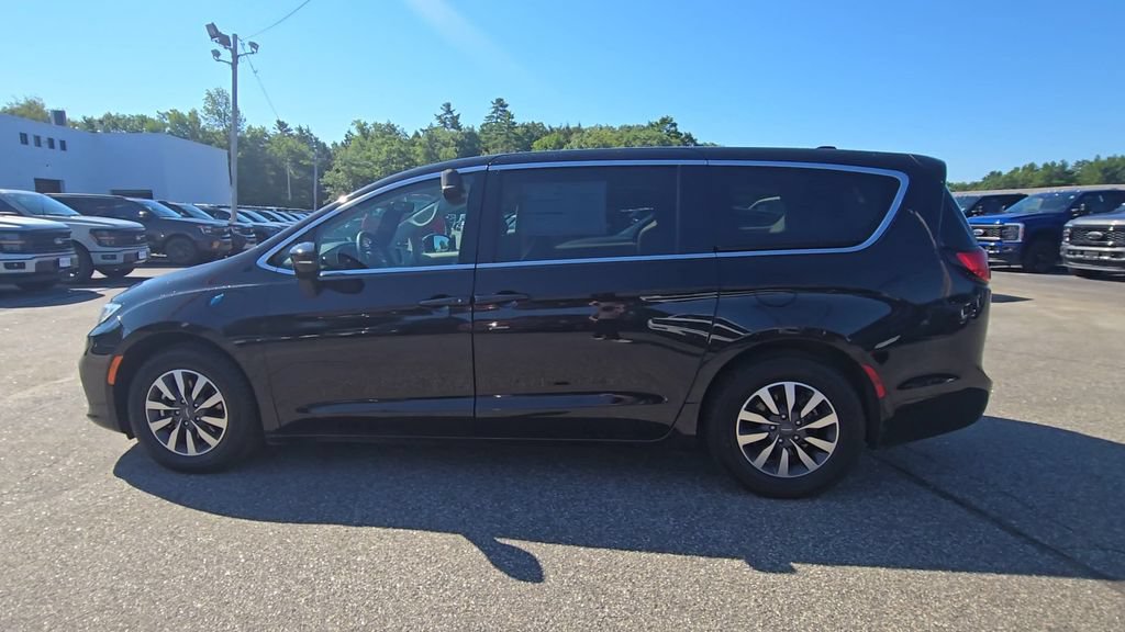 Used 2024 Chrysler Pacifica Limited FWD image 16