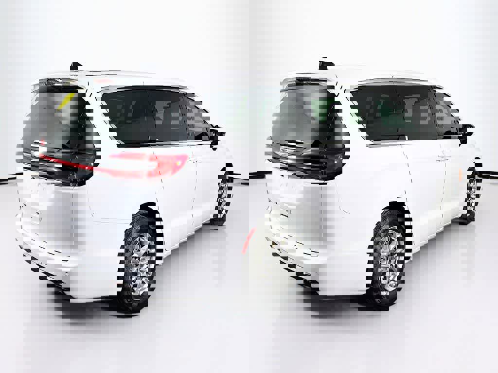 Used 2024 Chrysler Pacifica Touring-L image 25