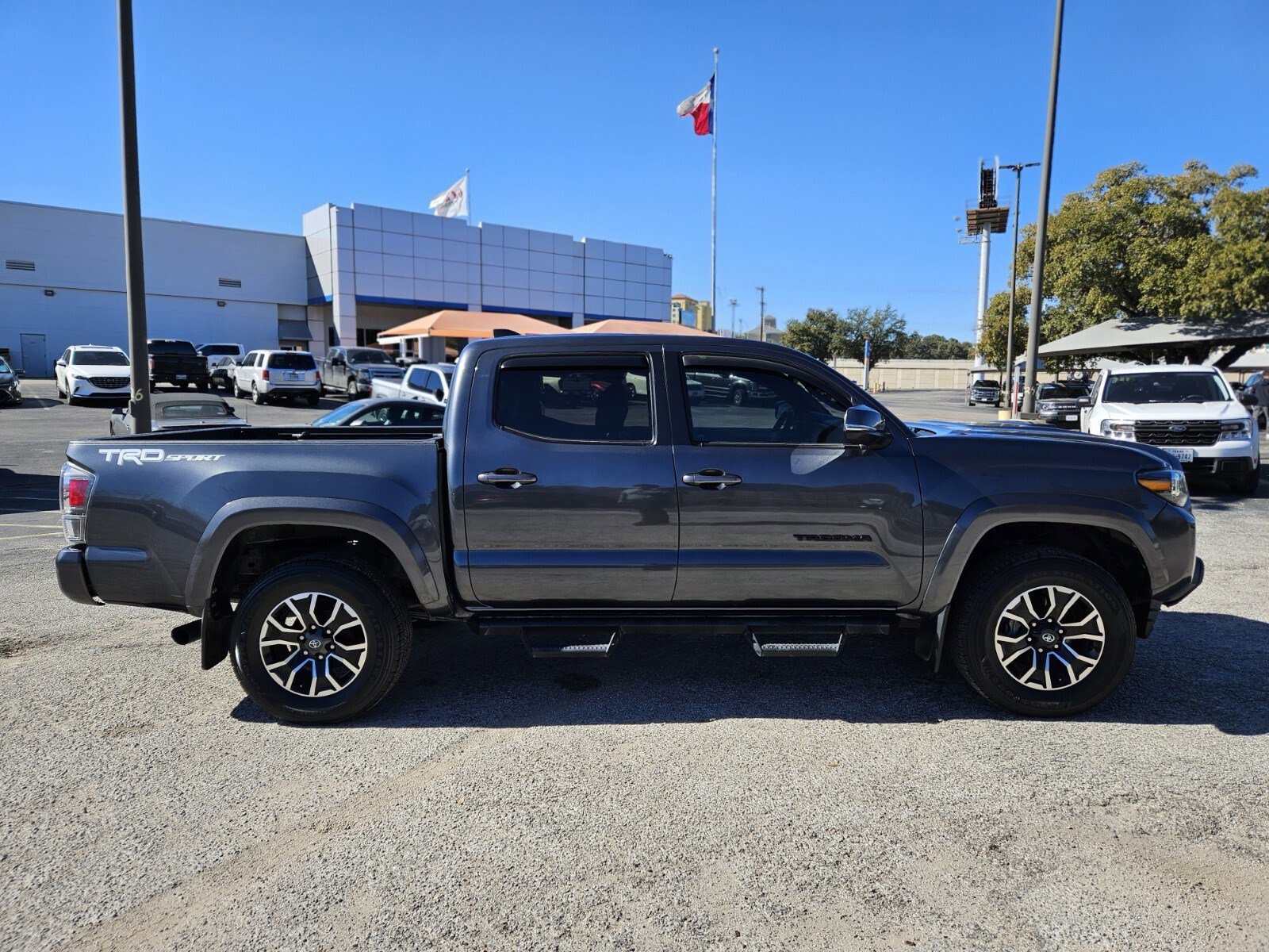 Used 2023 Toyota Tacoma TRD Sport image 2