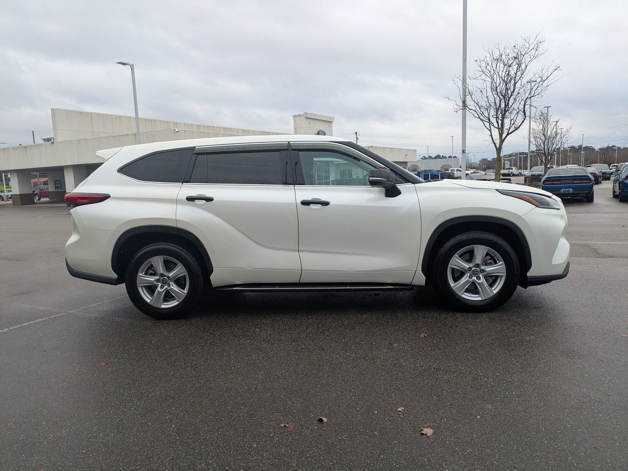 Used 2021 Toyota Highlander L image 3