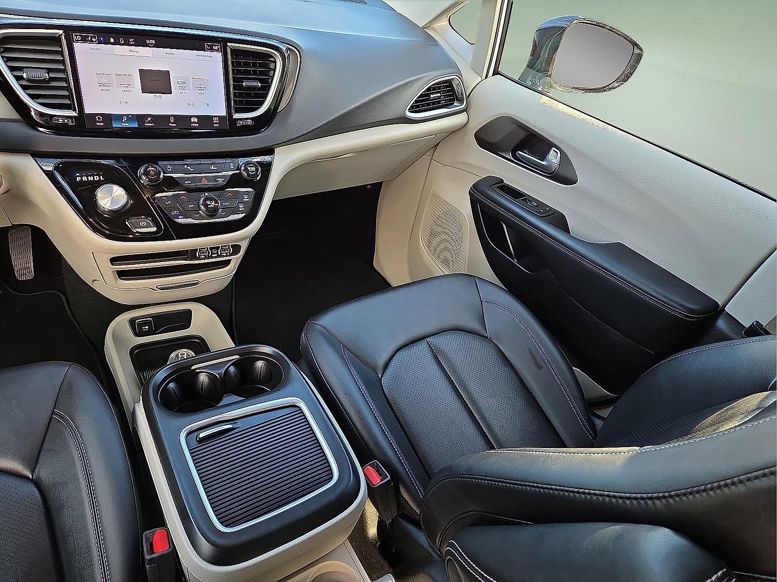 Used 2024 Chrysler Pacifica Touring-L image 13