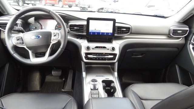Certified 2022 Ford Explorer XLT w/ Equipment Group 202A image 9