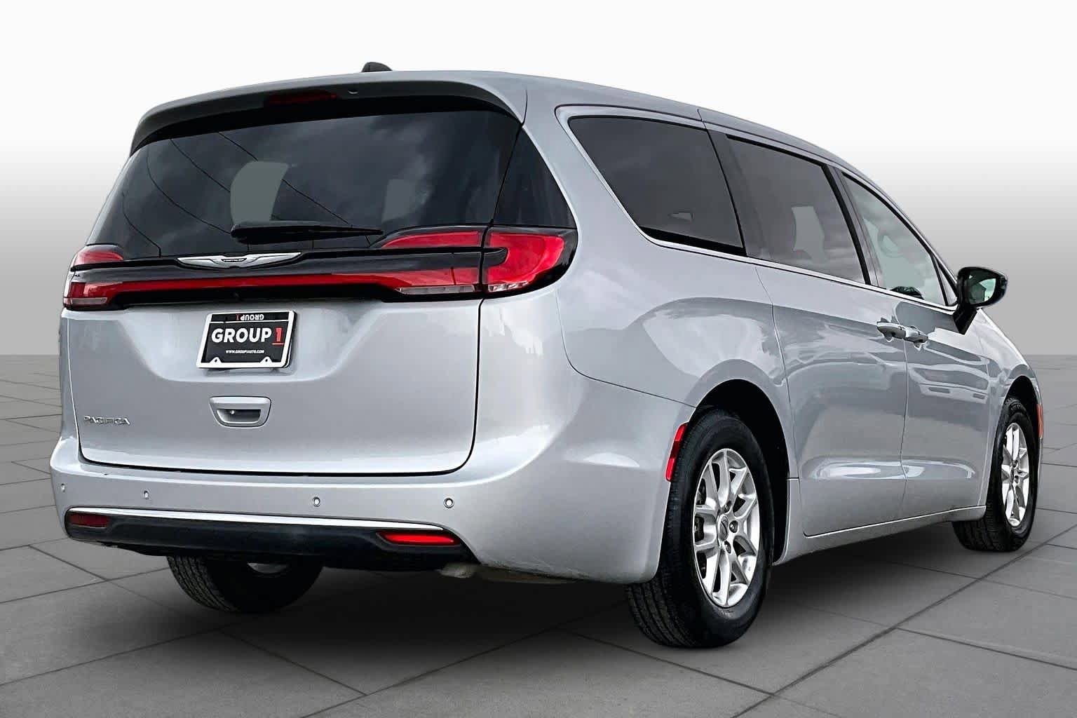 Used 2024 Chrysler Pacifica Touring-L FWD image 13