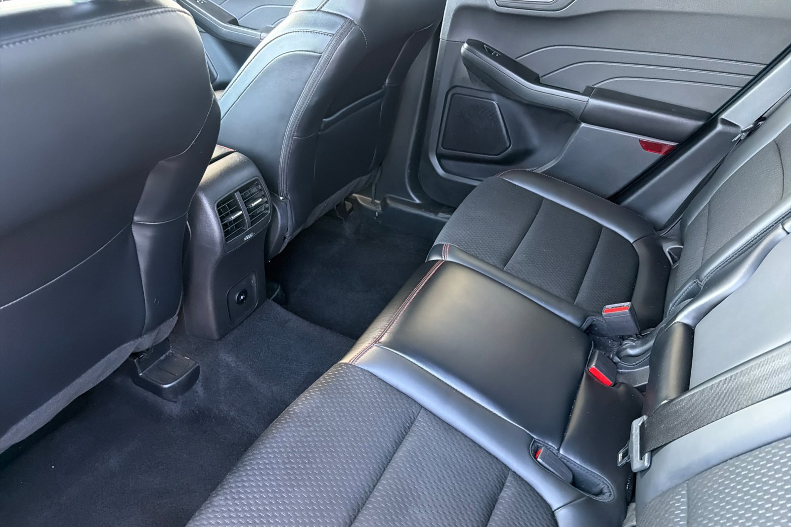 Certified 2025 Ford Escape ST-Line Select AWD/4WD image 13
