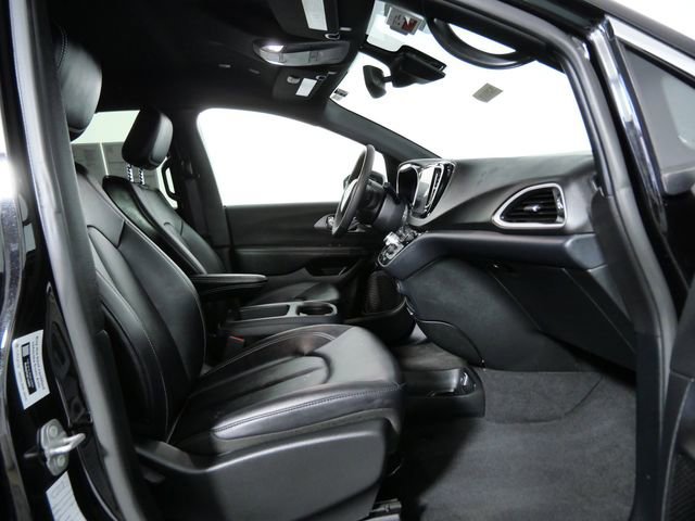 Used 2025 Chrysler Pacifica Select image 10