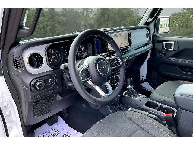 Used 2025 Jeep Wrangler Unlimited Sahara AWD/4WD image 15