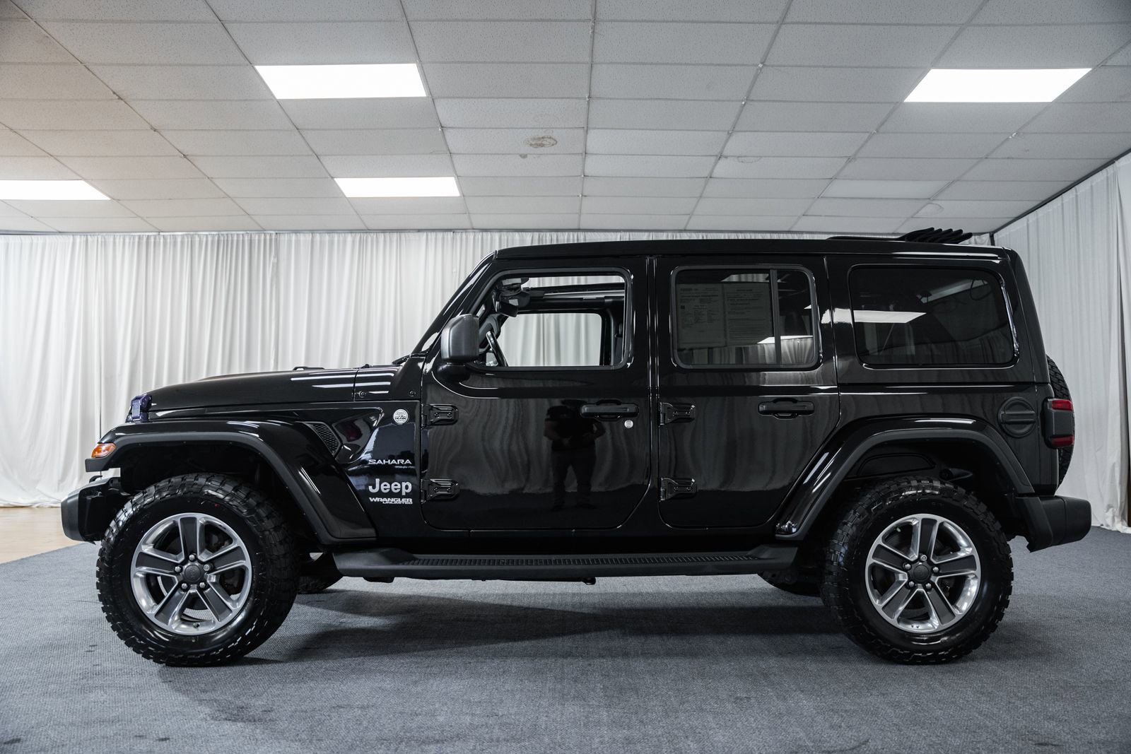 Used 2021 Jeep Wrangler Unlimited Sahara w/ Uconnect 4C Nav & Sound Group AWD/4WD image 4