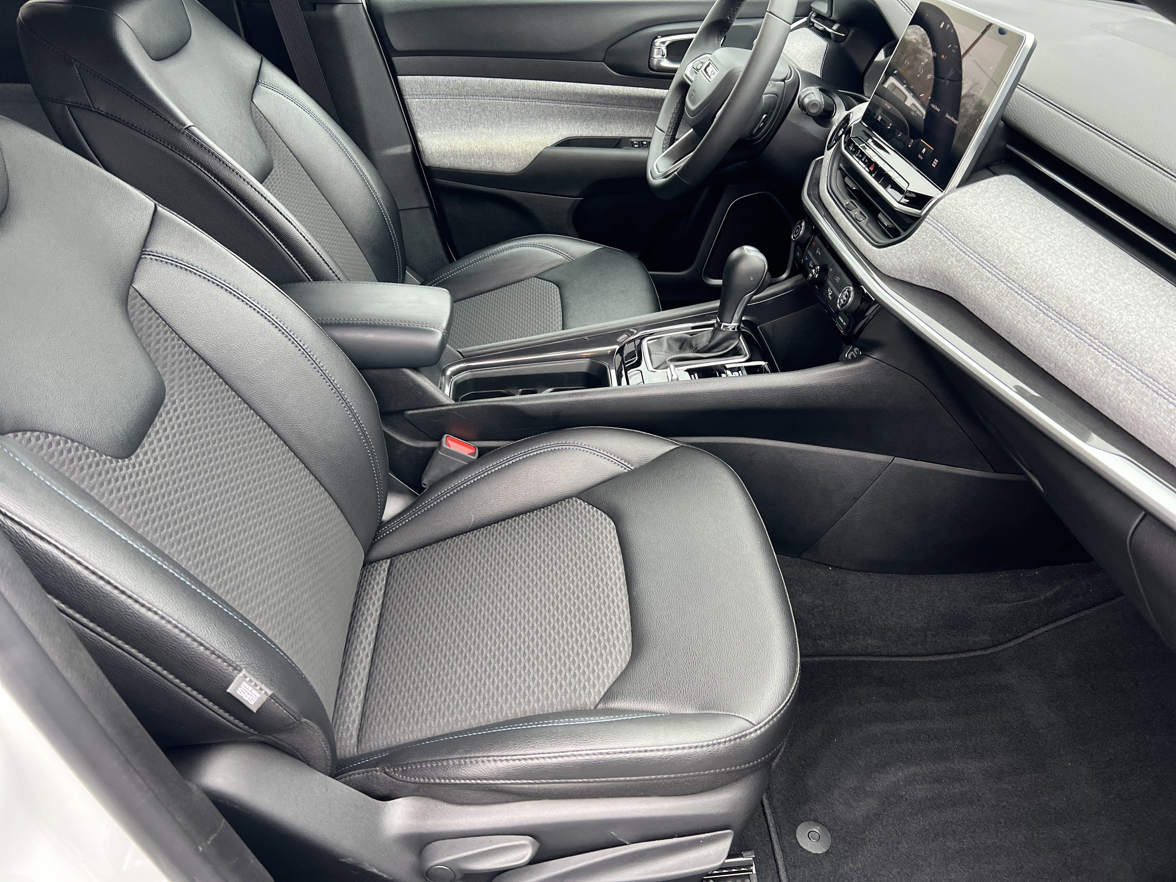 Used 2024 Jeep Compass Latitude image 13