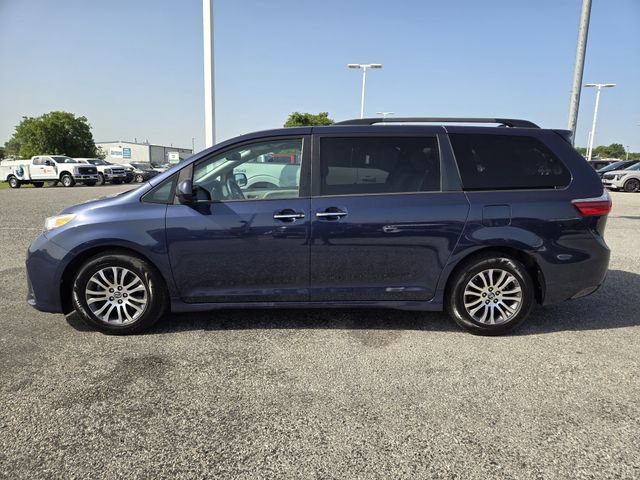 Used 2020 Toyota Sienna XLE w/ XLE Navigation Package FWD image 4
